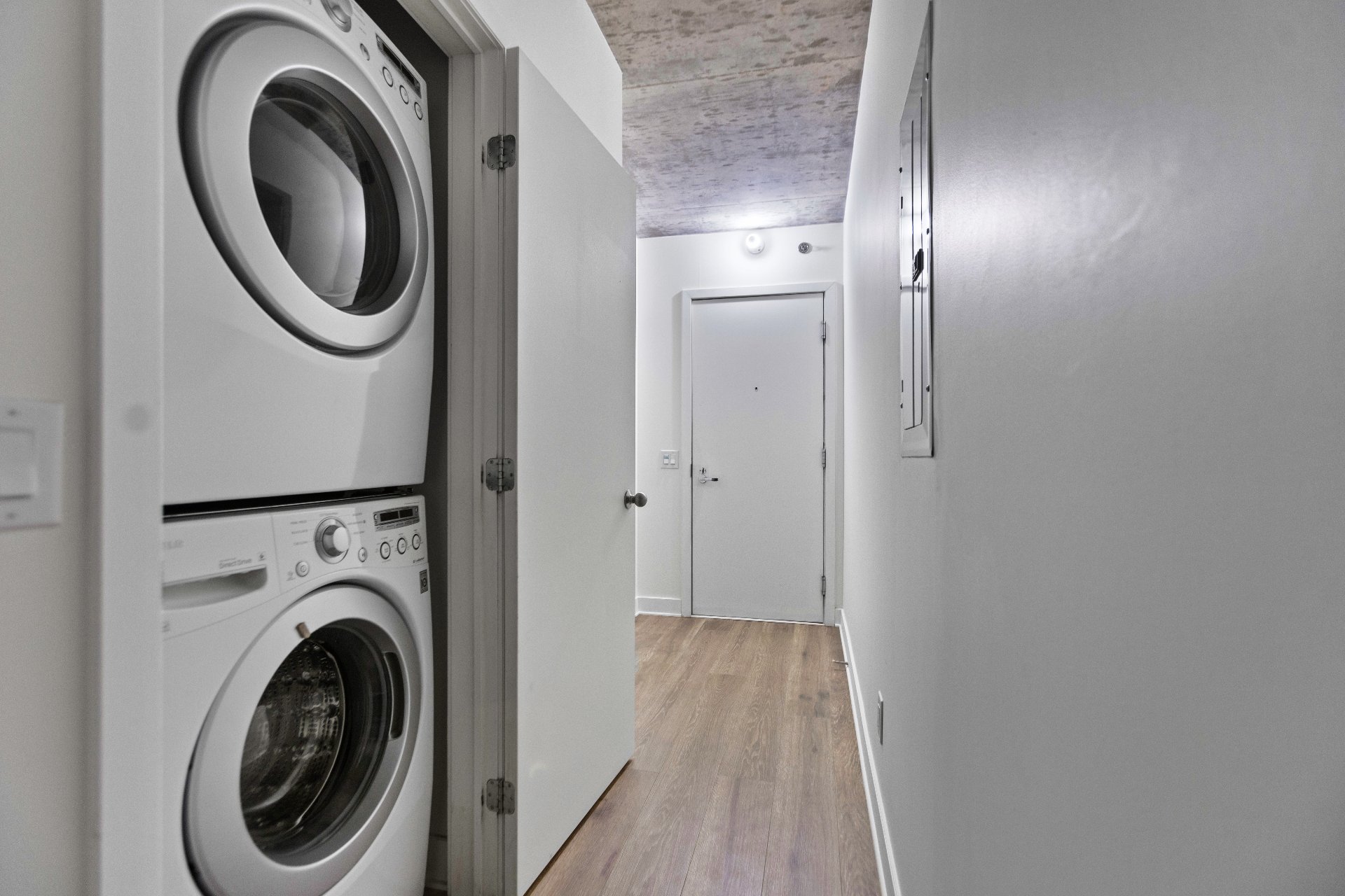 Montréal (Ville-Marie), QC H3H 0A2, Canada, 2 Bedrooms Bedrooms, ,2 BathroomsBathrooms,Residential,Active,235269