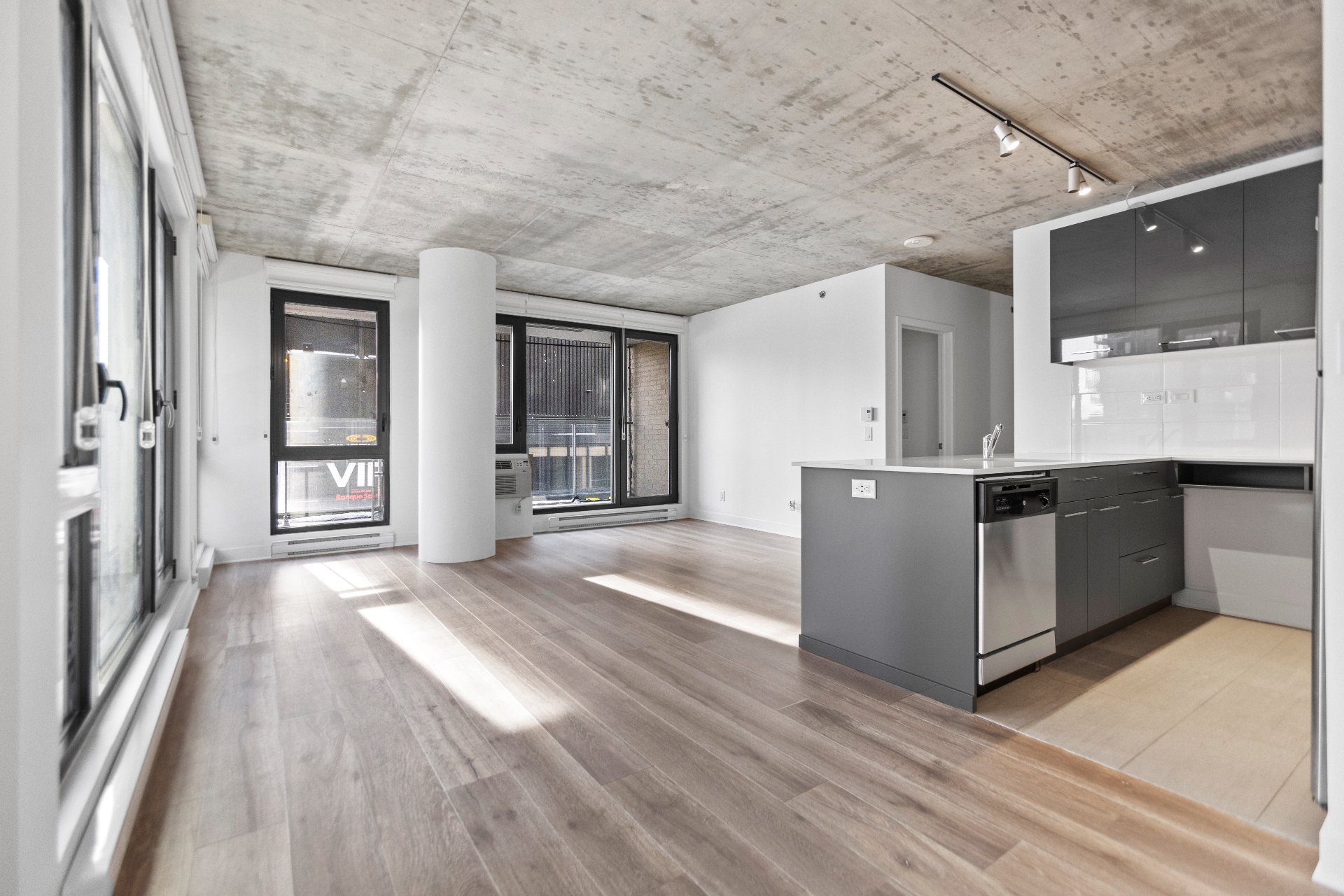 Montréal (Ville-Marie), QC H3H 0A2, Canada, 2 Bedrooms Bedrooms, ,2 BathroomsBathrooms,Residential,Active,235269