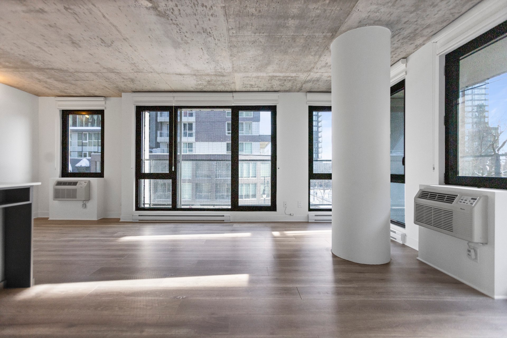 Montréal (Ville-Marie), QC H3H 0A2, Canada, 2 Bedrooms Bedrooms, ,2 BathroomsBathrooms,Residential,Active,235269