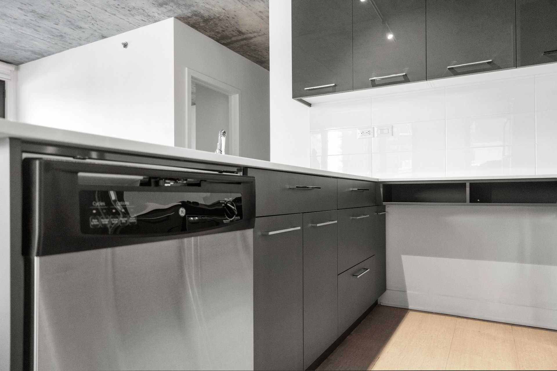 Montréal (Ville-Marie), QC H3H 0A2, Canada, 2 Bedrooms Bedrooms, ,2 BathroomsBathrooms,Residential,Active,235269