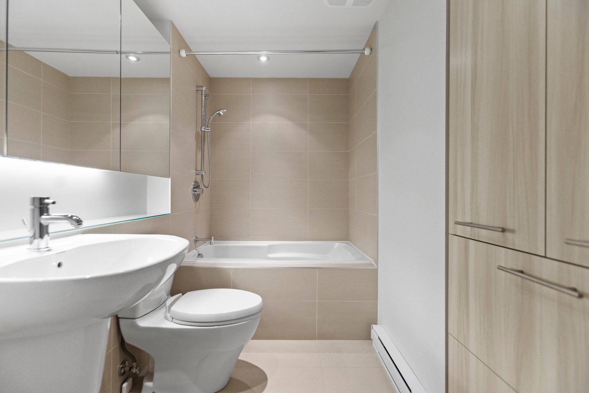 Montréal (Ville-Marie), QC H3H 0A2, Canada, 2 Bedrooms Bedrooms, ,2 BathroomsBathrooms,Residential,Active,235269