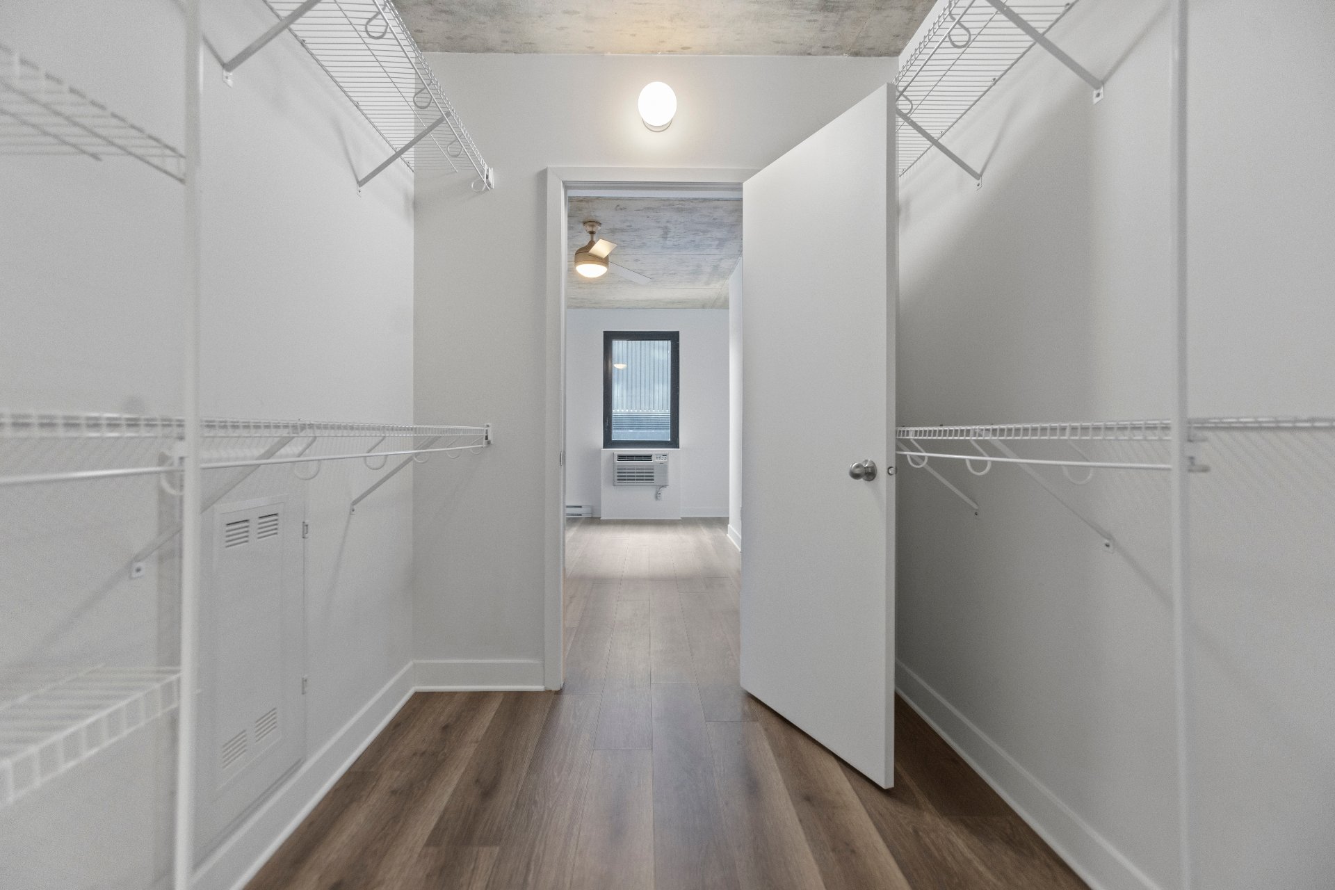 Montréal (Ville-Marie), QC H3H 0A2, Canada, 2 Bedrooms Bedrooms, ,2 BathroomsBathrooms,Residential,Active,235269