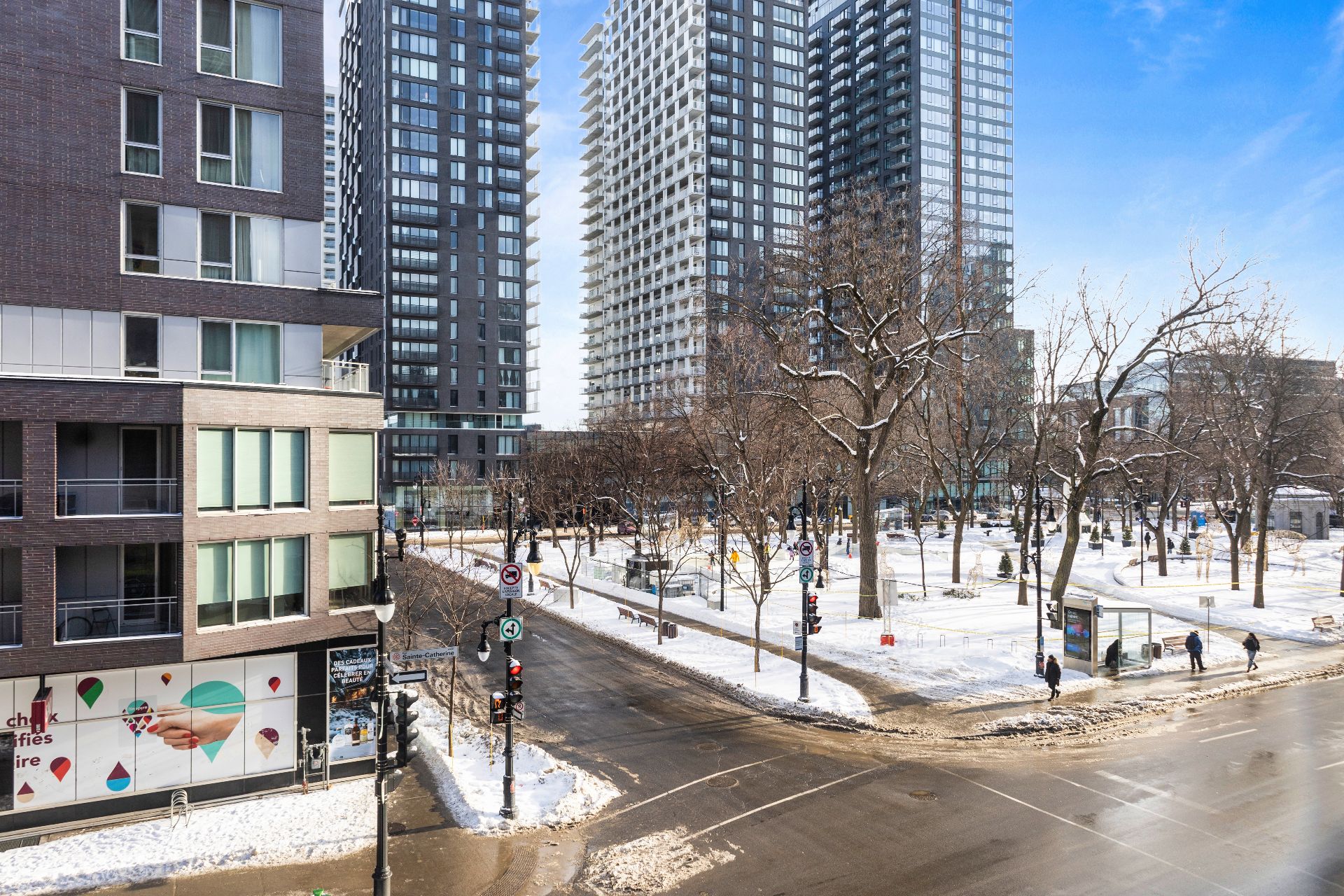 Montréal (Ville-Marie), QC H3H 0A2, Canada, 2 Bedrooms Bedrooms, ,2 BathroomsBathrooms,Residential,Active,235269