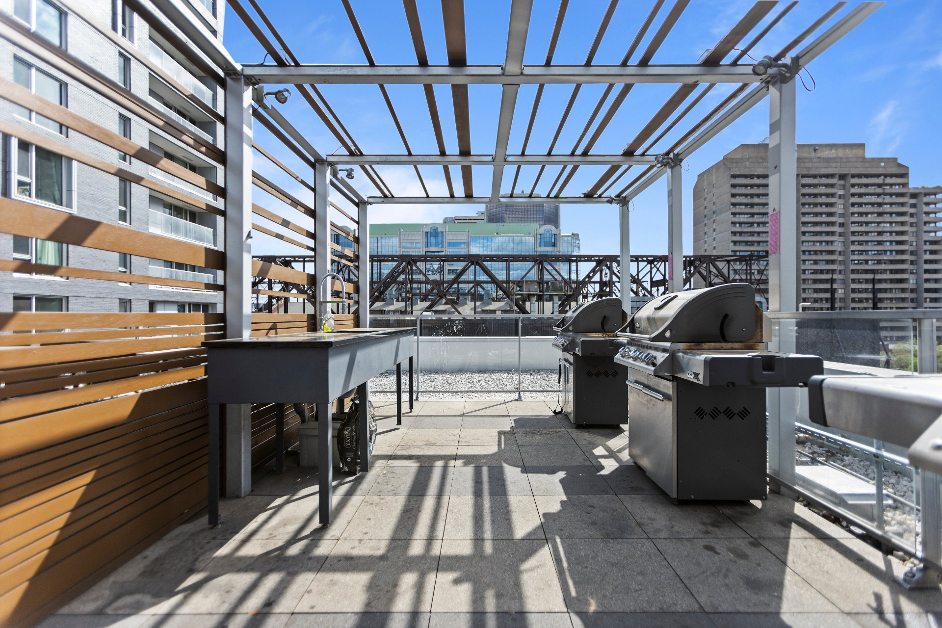 Montréal (Ville-Marie), QC H3H 0A2, Canada, 2 Bedrooms Bedrooms, ,2 BathroomsBathrooms,Residential,Active,235269