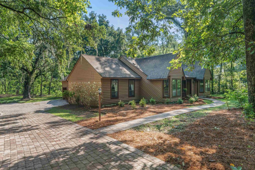 Photo of 814 Maderia Circle, Tallahassee, FL 32312 (MLS # 390084)