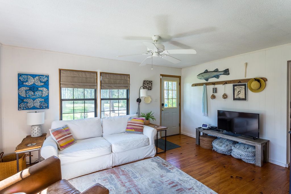 Photo of 40 Lakeview Drive, Panacea, FL 32346 (MLS # 397551)