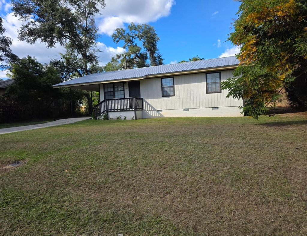 Photo of 195 SE woodlawn Street, Madison, FL 32340 (MLS # 392337)
