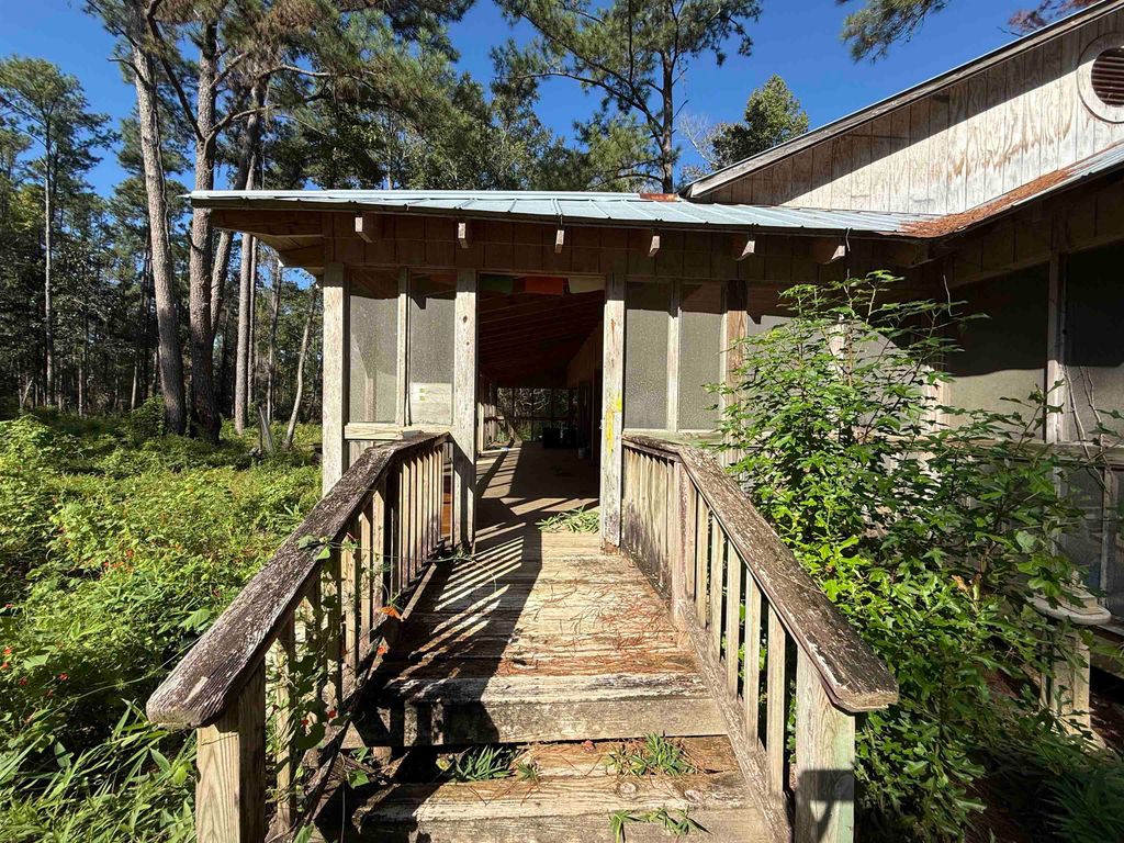 Photo of 437 East Lake Road, Quincy, FL 32351 (MLS # 391514)