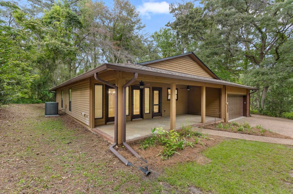 Photo of 405 Nottingham Court, Tallahassee, FL 32312 (MLS # 401841)