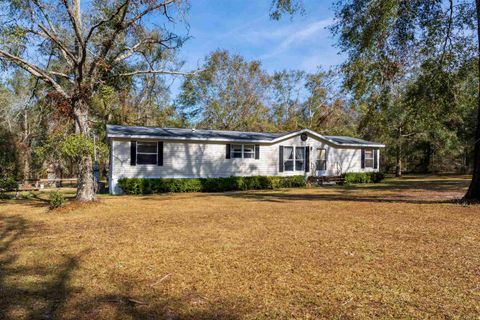 A home in Lee