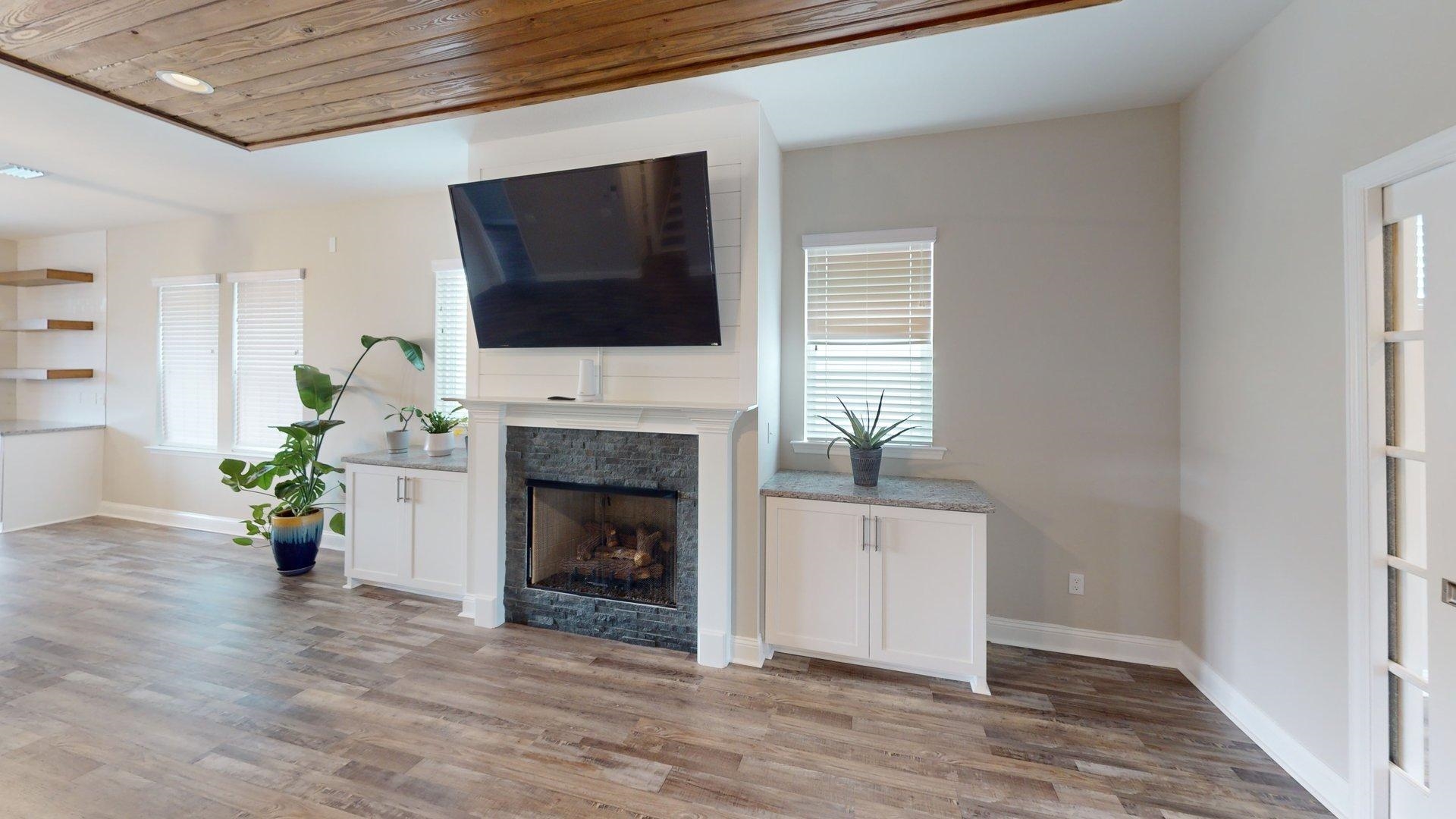 8704 Glenoak Trail