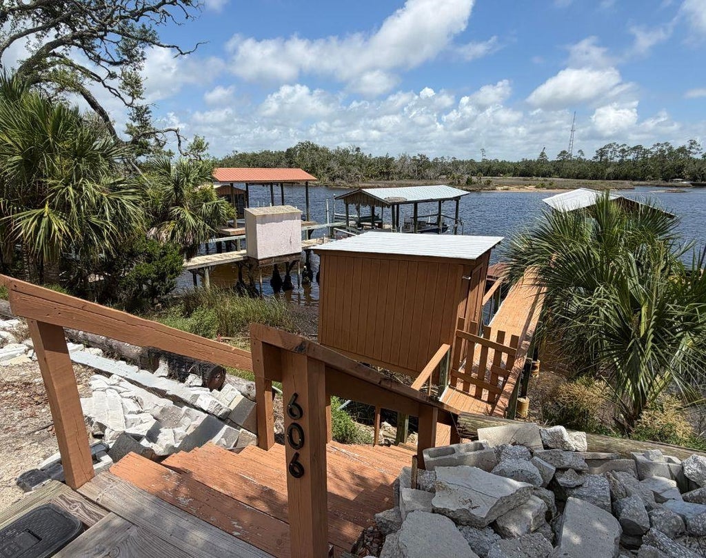 Photo of 606 SE Riverside Drive, Steinhatchee, FL 32359 (MLS # 401767)