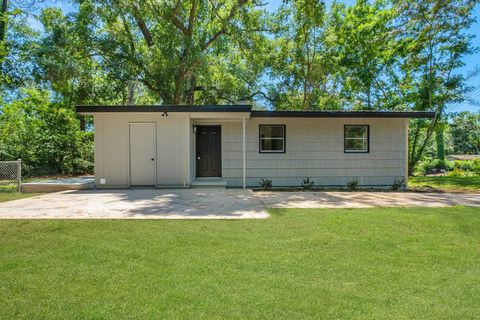 Photo of 315 Meadowbrook Lane, Tallahassee, FL 32304 (MLS # 391833)