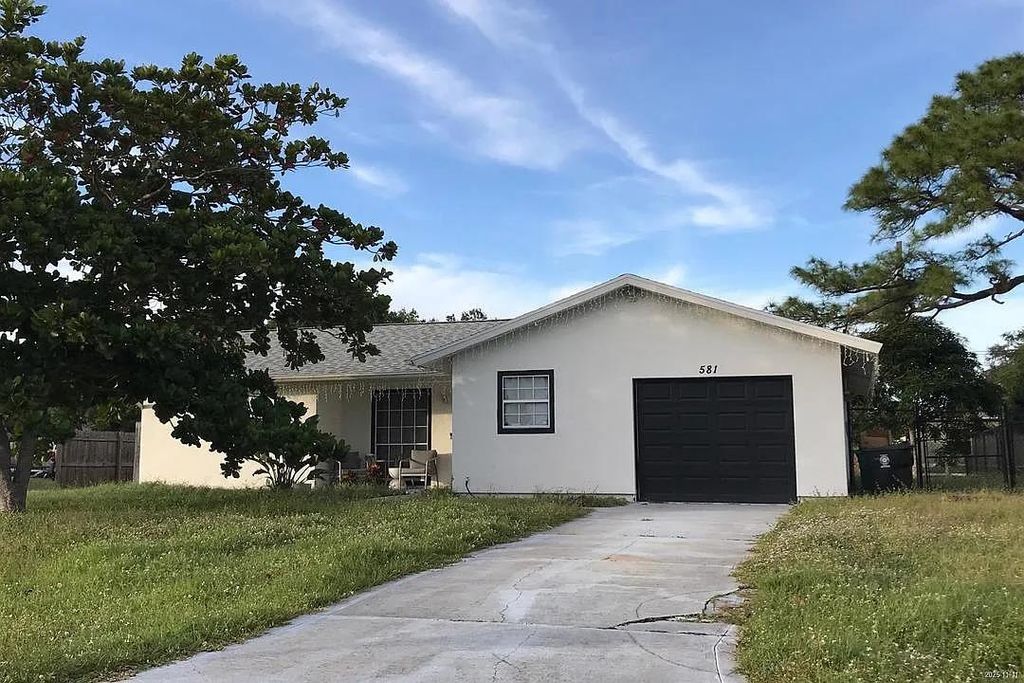 Photo of 581 SE Crescent Avenue, Other Florida, FL 34984 (MLS # 394331)
