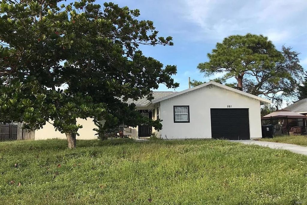 Photo of 581 SE Crescent Avenue, Other Florida, FL 34984 (MLS # 394331)