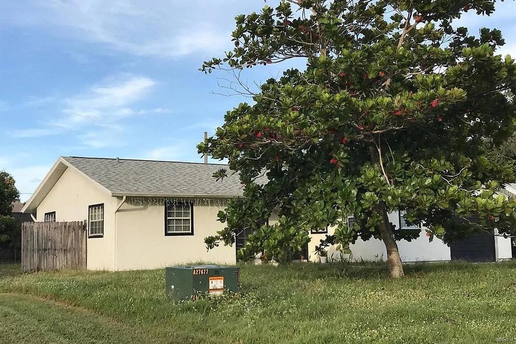 Photo of 581 SE Crescent Avenue, Other Florida, FL 34984 (MLS # 394331)