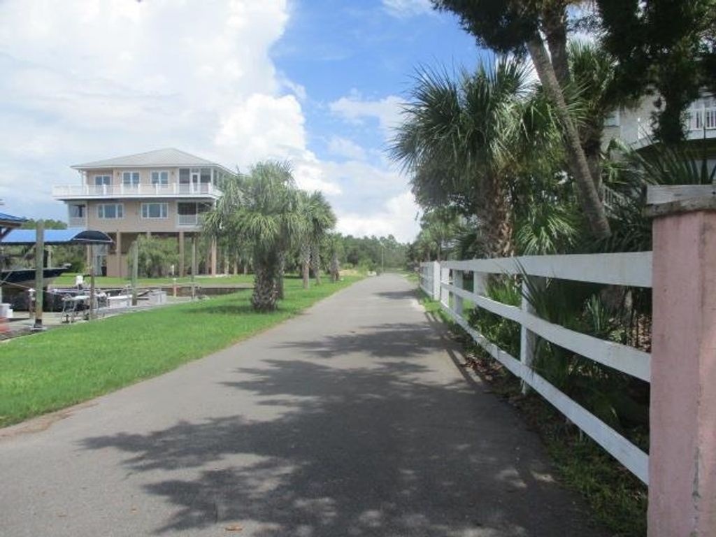 Photo of 224 Harbour Point Drive, Crawfordville, FL 32327 (MLS # 394574)