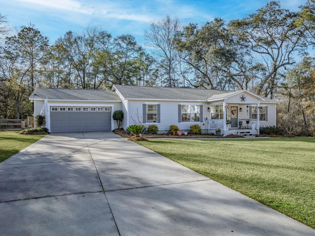 Photo of 139 Shadow Oak Circle, Crawfordville, FL 32327 (MLS # 396174)