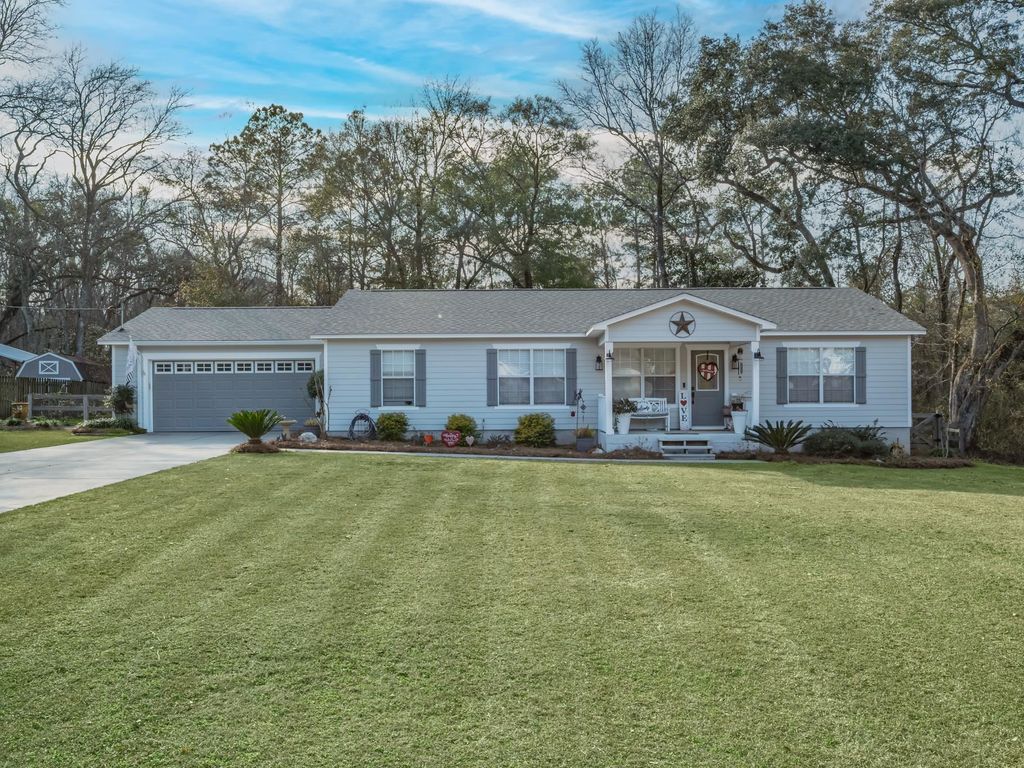 Photo of 139 Shadow Oak Circle, Crawfordville, FL 32327 (MLS # 396174)
