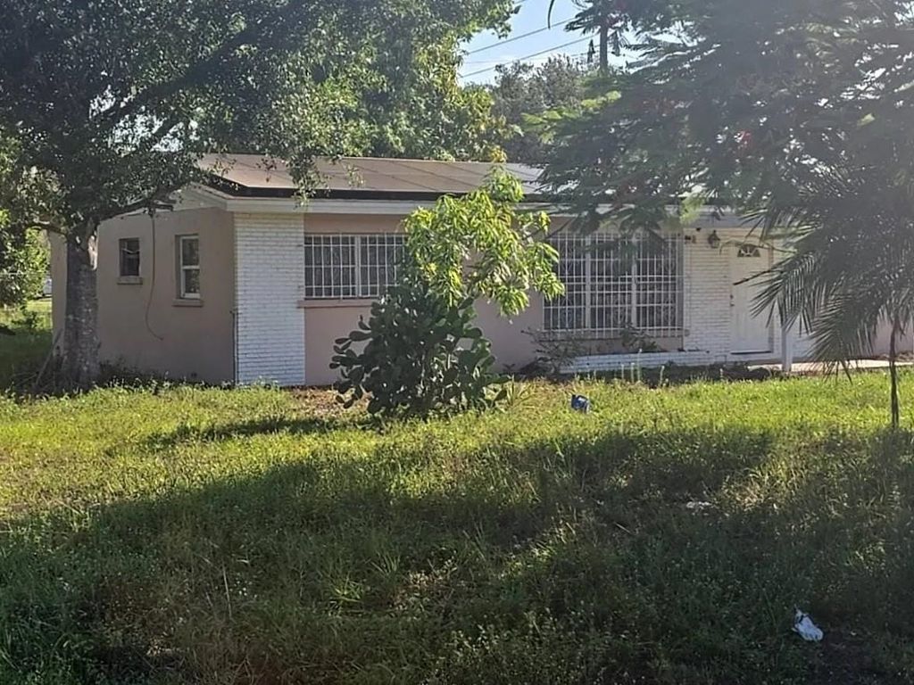 Photo of 321 Louise Avenue, Fort Myers, FL 33916 (MLS # 402833)