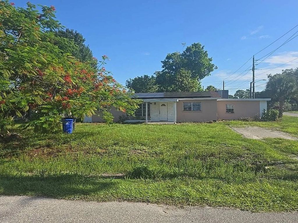 Photo of 321 Louise Avenue, Fort Myers, FL 33916 (MLS # 402833)