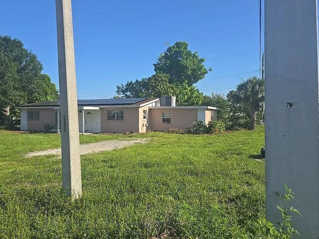 Photo of 321 Louise Avenue, Fort Myers, FL 33916 (MLS # 402833)