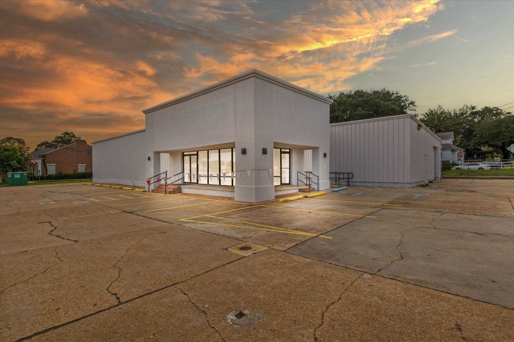 Photo of 304 W Jefferson Street, Quincy, FL 32351 (MLS # 389690)