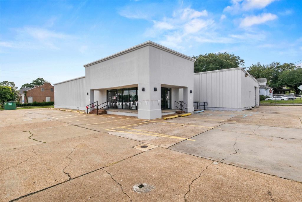 Photo of 304 W Jefferson Street, Quincy, FL 32351 (MLS # 389690)