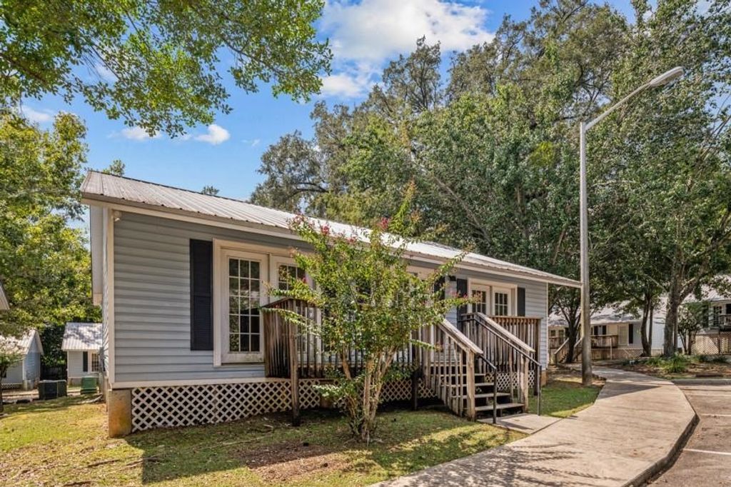 Photo of 2218 Magnolia Circle #202, Tallahassee, FL 32301 (MLS # 391755)