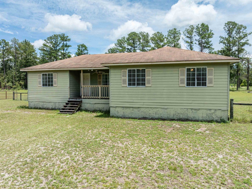 Photo of 405 SE Apache Avenue, Lee, FL 32059 (MLS # 402599)
