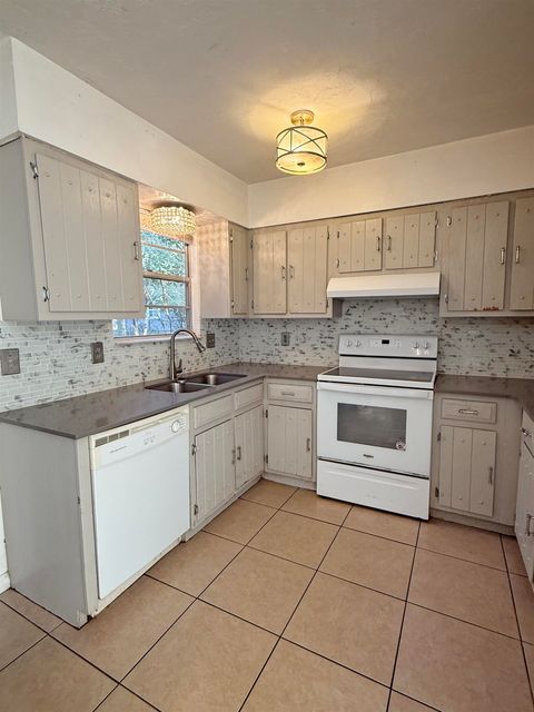 Tiny photo for 4593 Autumn Woods Way, Tallahassee, FL 32303 (MLS # 394863)