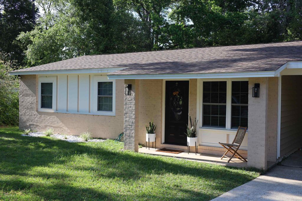 Photo of 720 Kendall Drive, Tallahassee, FL 32301 (MLS # 398932)