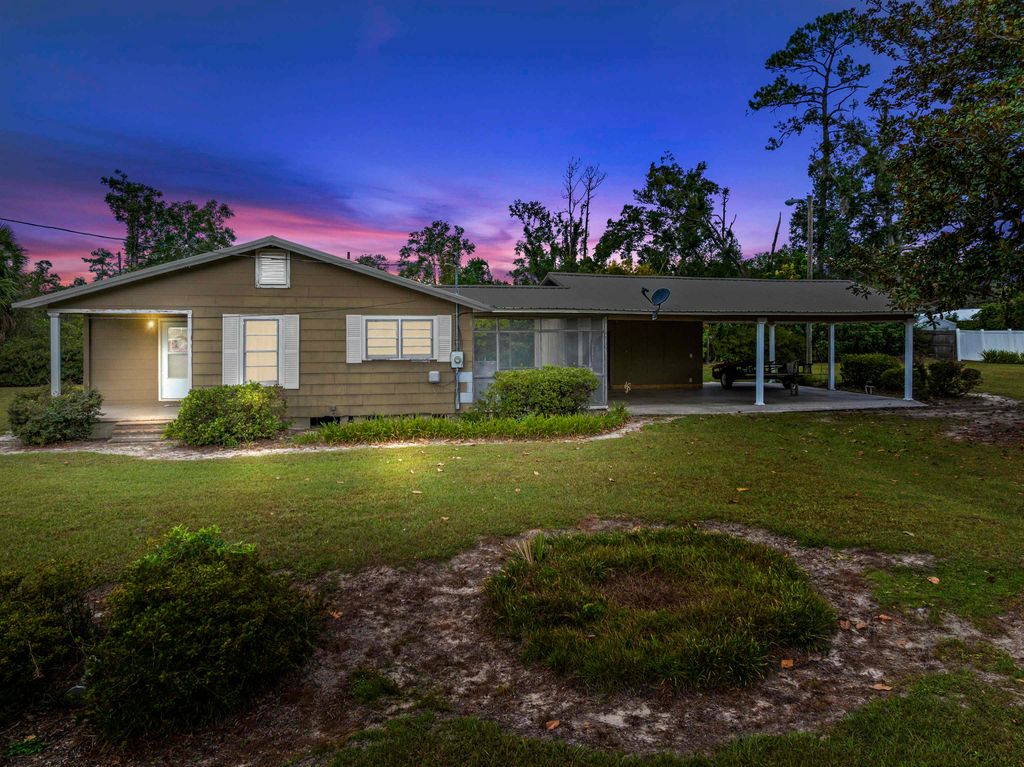 Photo of 629 NE Yellow Pine Avenue, Madison, FL 32340 (MLS # 391669)