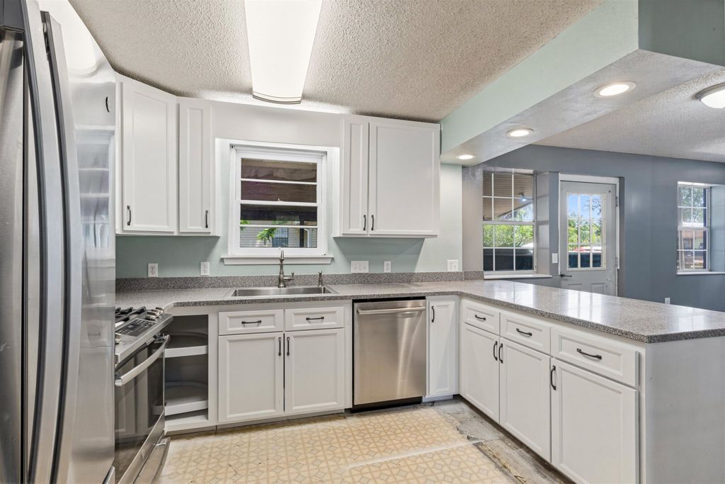 Photo of 2008 Lake Point Lane, Tallahassee, FL 32310 (MLS # 398930)