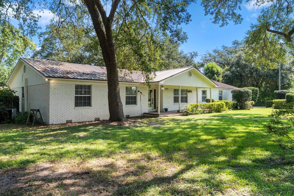 Photo of 480 Lake View Drive, Wewahitchka, FL 32465 (MLS # 396776)