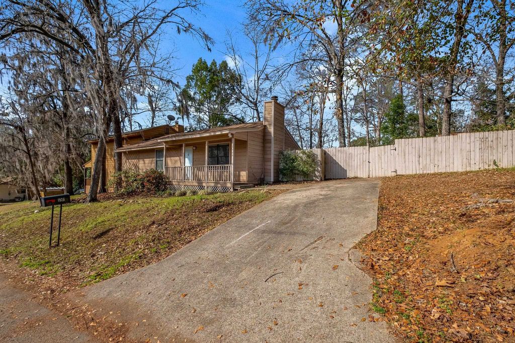 Photo of 1926 Hidden Valley Vly, Tallahassee, FL 32308 (MLS # 396426)