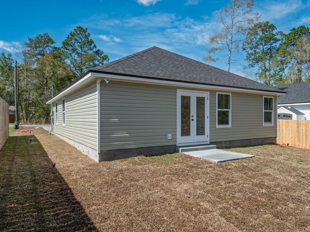 Photo of 21 Klickitat Drive, Crawfordville, FL 32327 (MLS # 397449)