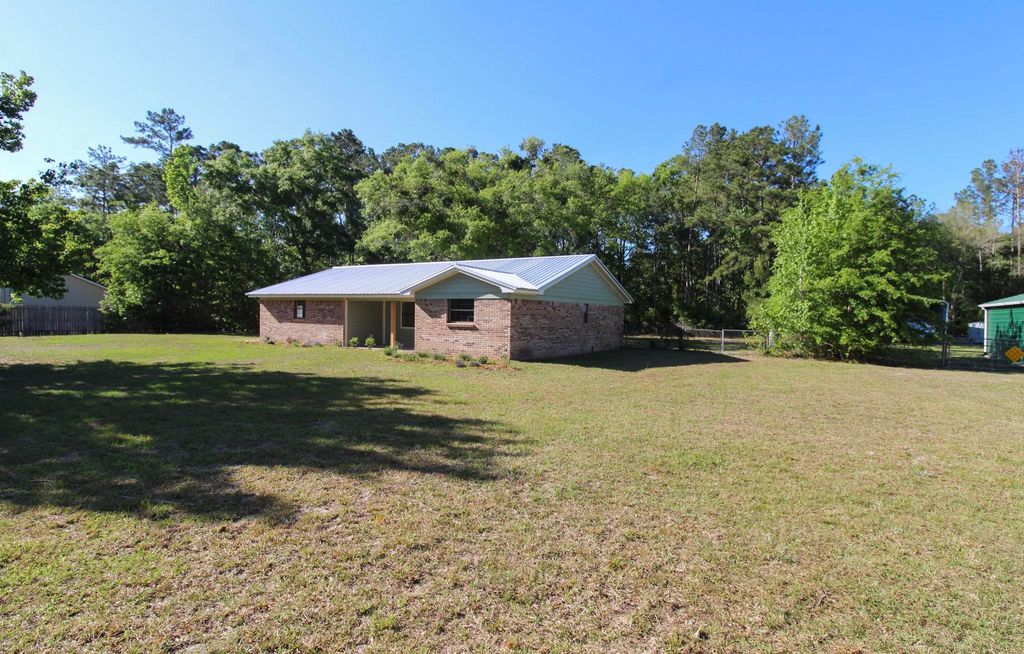 Photo of 28 Greenleaf Lane, Crawfordville, FL 32327 (MLS # 399003)