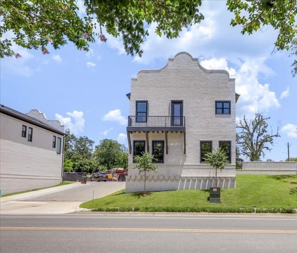 Photo of 275 S Franklin Boulevard #6, Tallahassee, FL 32301 (MLS # 399639)
