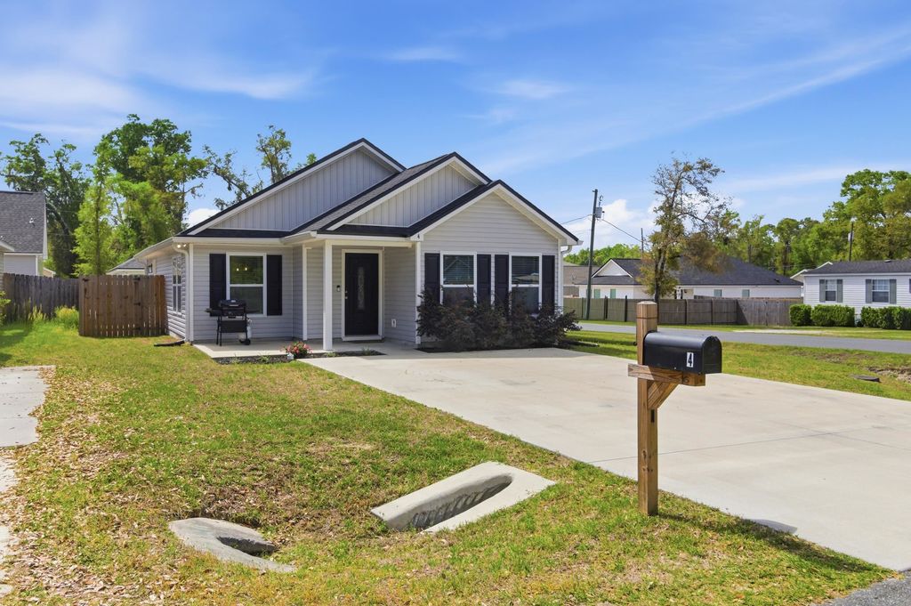 Photo of 4 Shar-Mel-Re Lane, Crawfordville, FL 32327 (MLS # 398266)