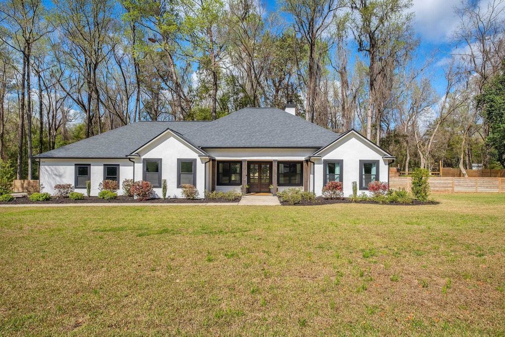 Photo of 322 Spruce Creek Drive, Tallahassee, FL 32312 (MLS # 397144)