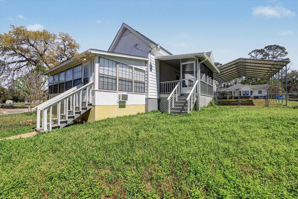 Photo of 102 SE 1st Street, Havana, FL 32333 (MLS # 397518)