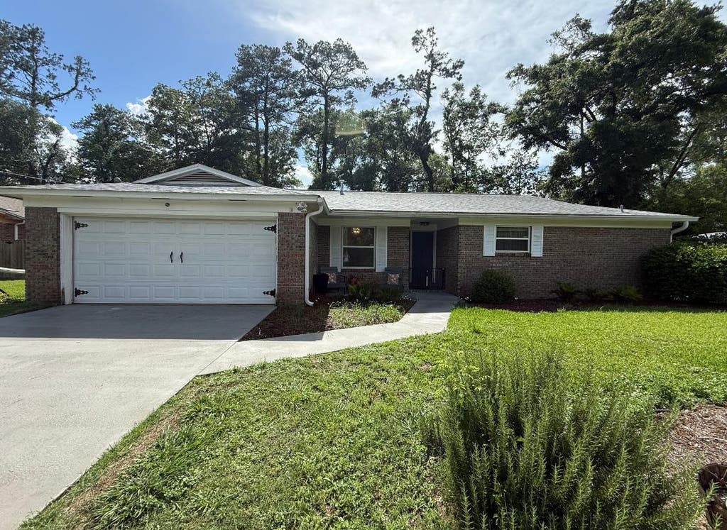 Photo of 2306 W Indianhead Drive, Tallahassee, FL 32301 (MLS # 401703)