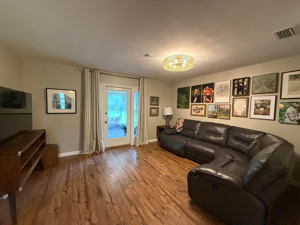 Photo of 2306 W Indianhead Drive, Tallahassee, FL 32301 (MLS # 401703)