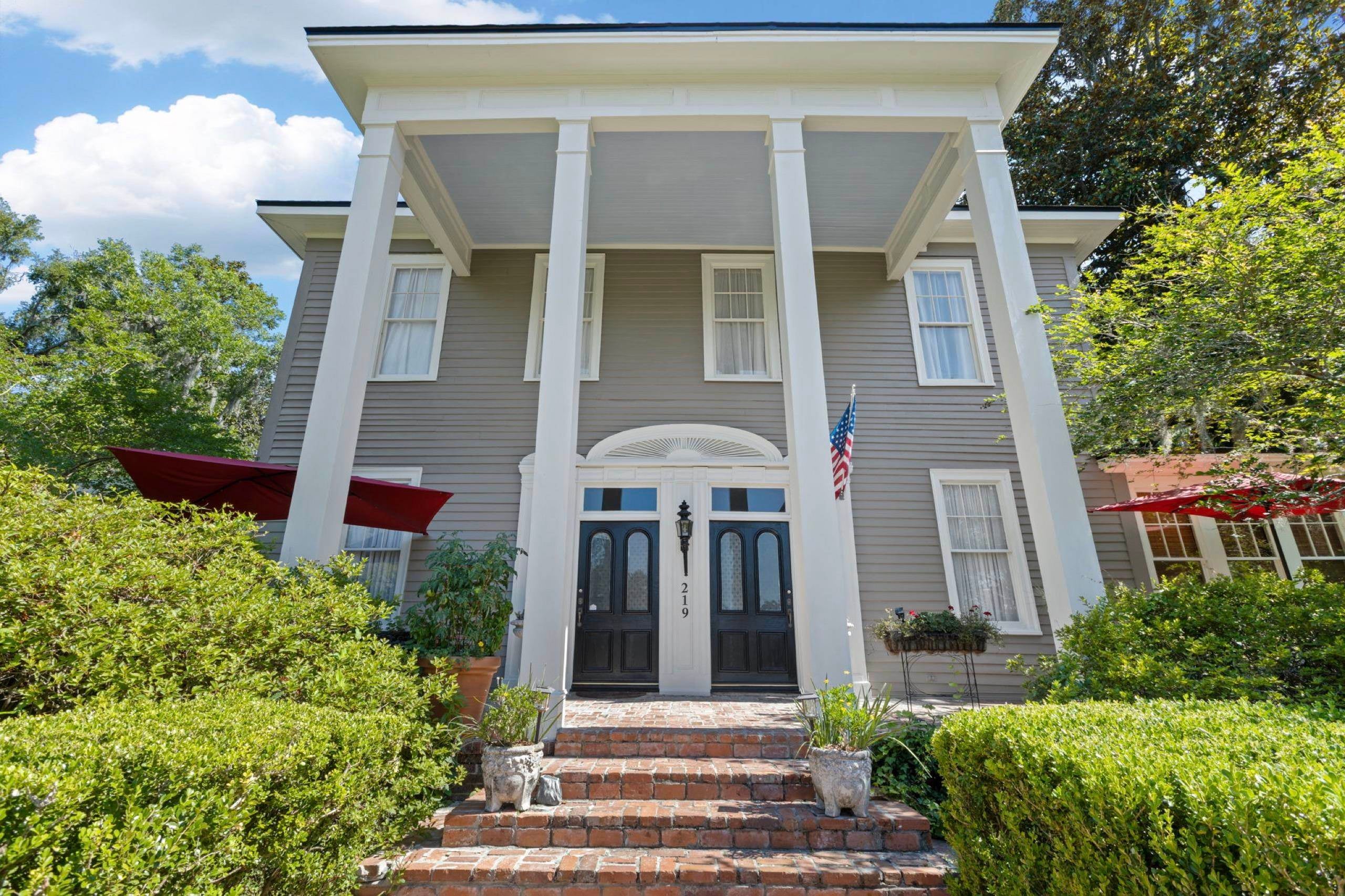 219 NE Livingston Street