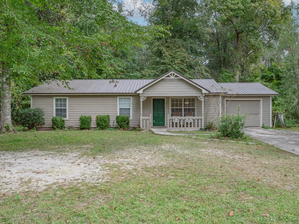 Photo of 143 Ann Circle, Crawfordville, FL 32327 (MLS # 392808)
