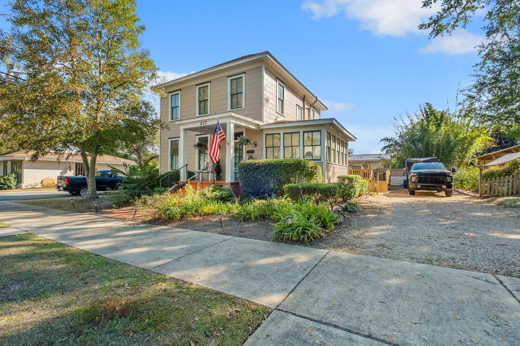 Photo of 237 E Washington Street, Quincy, FL 32351 (MLS # 396871)