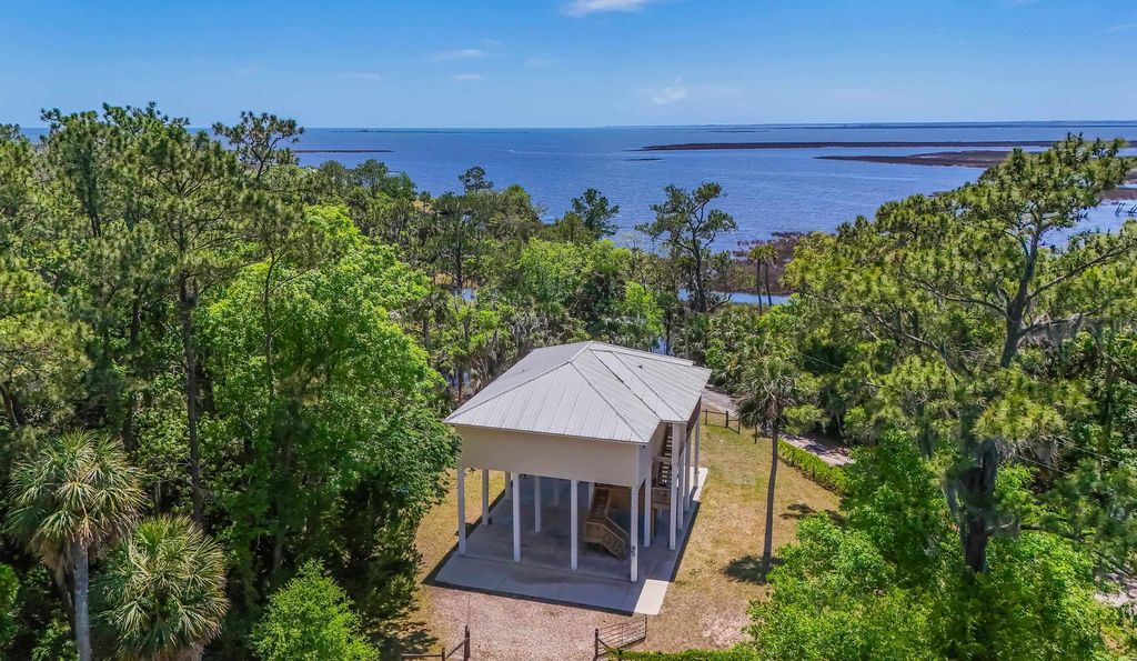 Photo of 142 Stuart Cove Road, Crawfordville, FL 32327 (MLS # 398779)