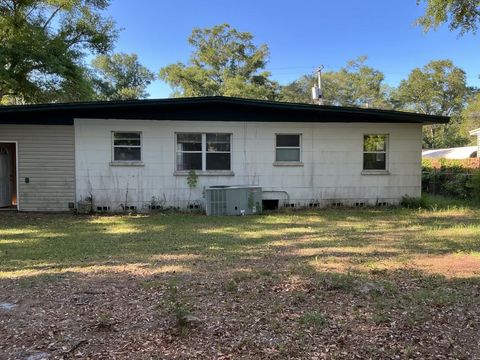 Tiny photo for 822 APACHE Street, Tallahassee, FL 32301 (MLS # 399091)