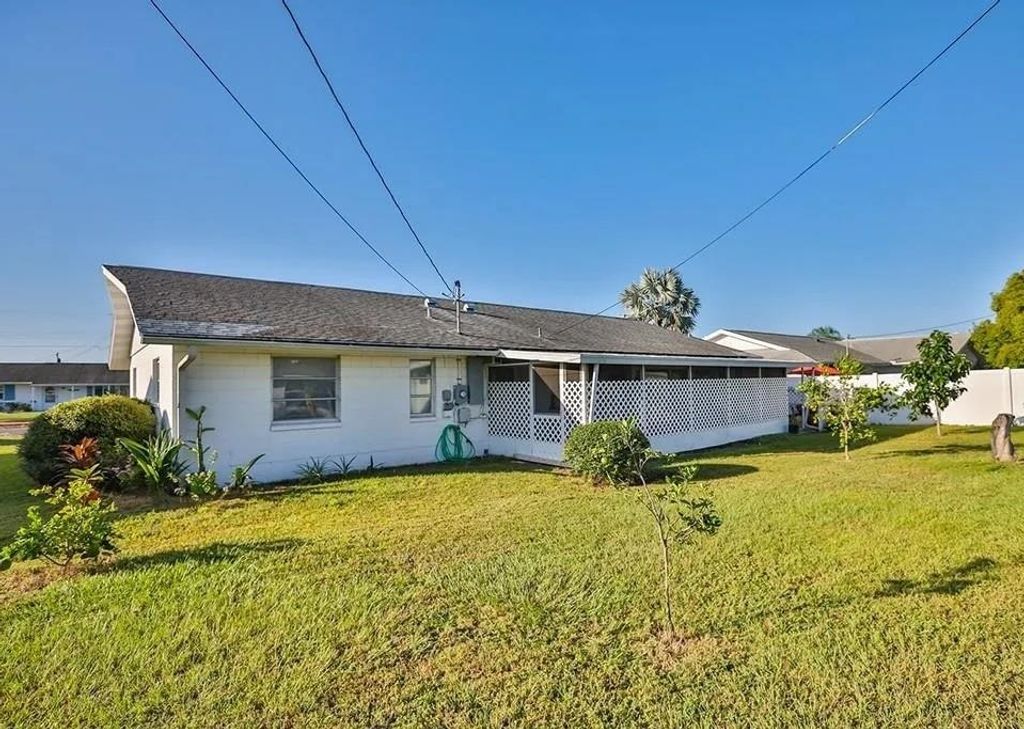 Photo of 711 Indian Wells Avenue, Other Florida, FL 33573 (MLS # 392179)